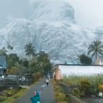 BREAKING NEWS! Gunung Semeru Kembali Muntahkan Awan Panasnya