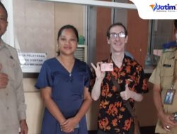 Laurence Mathew Coombes, WNA Pertama yang Mendapatkan KTP-el di Kabupaten Gresik