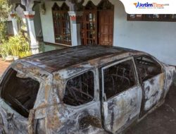 Diduga Korsleting, Sebuah Mobil Ludes Terbakar di Trenggalek Hingga Meledak. 