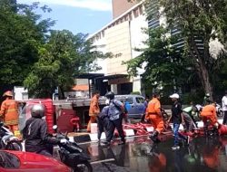Hindari Kendaraan Nyelonong, Sebuah Mobil Damkar Terguling di Monumen Bambu Runcing Surabaya. 