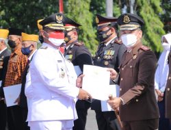 MOMENTUM HARI KEMERDEKAAN RI KE 77, BUPATI GRESIK SERAHKAN PENGHARGAAN BAGI PARA INSAN BERJASA DAN BEPRESTASI