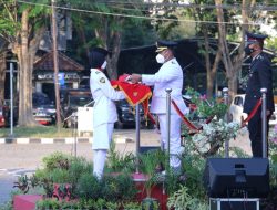 Gus Yani Pimpin Upacara Penurunan Bendera Merah Putih di Halaman Kantor Pemda Gresik