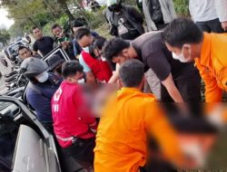 Diduga Serangan Jantung, Pengemudi Mobil Xenia Meninggal di Jalan HR Muhammad Surabaya. 