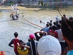 Serunya Lomba Naik Bambu di Duduksampeyan Gresik, Memeriahkan Hari Kemerdekaan. 