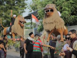 HUT RI Ke-77, Wakil Ketua DPRD Gresik Nur Saidah & Kades Ziadatul Akmal Lepas Peserta Karnaval di Desa Tumapel