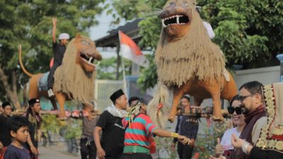 HUT RI Ke-77, Wakil Ketua DPRD Gresik Nur Saidah & Kades Ziadatul Akmal Lepas Peserta Karnaval di Desa Tumapel