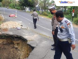 Kasatlantas Polres Sampang Tinjau Langsung Lokasi Longsor di Jalan Raya Gulbung