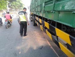 Terjatuh Saat Menyenggol Bus, Pemuda Gadingrejo Pasuruan Tewas Terlindas Tronton. 