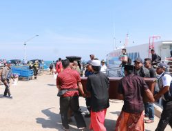 Satu Kapal Dengan Jenazah, Bu Min Ucapkan Bela Sungkawa dan Beri Bantuan Keluarga Almarhum. 