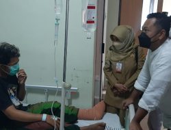 Sigap, Bupati Gresik Fandi Akhmad Yani Bersama Kadinkes Tengok Korban Tragedi Kanjuruhan Asal Gresik