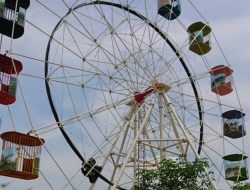 Pesona Antimainstream Bianglala Ditengah Sawah, Satu Satunya di Gresik. 