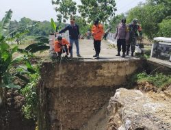 Sungai Meluap, Jembatan Penghubung Dua Desa di Bojonegoro Putus Diterjang Arus. 