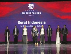 Tenun Gresik Tampil Dalam Jakarta Muslim Fashion Week Hingga Dilirik Dior. 