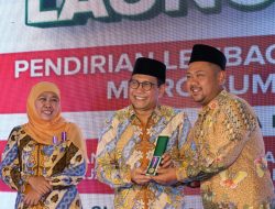 Terus Dorong Percepatan Pembangunan Desa, Pemerintah Kabupaten Gresik Diganjar Lencana Bakti Desa Pertama Oleh Kemendes PDTT