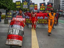 Ultraman Demo, Aktivis Walhi Tolak Strategi GX di Depan Kedubes Jepang. 
