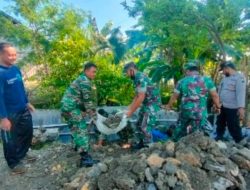 Antisipasi Banjir di Musim Penghujan, Warga Bersama TNI di Ngimbang Bersihkan Saluran Air