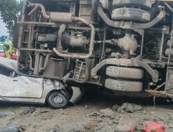 Hindari Motor, Bus Antar Provinsi Tindih Sebuah Avanza. 