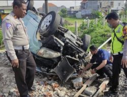 Avanza Terbalik Setelah Dihantam Kereta Api BBM, Satu Orang Tewas. 