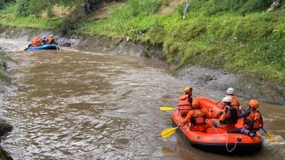 Diduga Mengalami Gangguan Jiwa, Pria Paruh Baya Terseret Arus Sungai Brantas. 