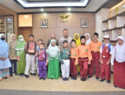 Final Lomba Menulis Surat Cinta untuk Bupati dan Wabup Gresik, Bu Min Pesan ke Anak-anak Selalu Mencintai Literasi