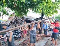 Angin Kencang Terjang Desa Tumapel Gresik, Tiga Orang Luka-luka Hingga Gapura Roboh. 