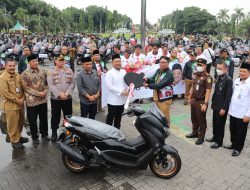 Serahkan 356 Kendaraan Roda Dua Kepada Kepala Desa dan Lurah, Bupati Gresik: Tingkatkan Pelayanan, Jangan Bermalas-malasan