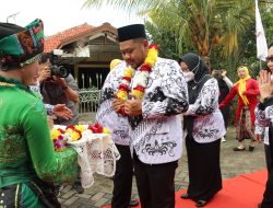 Berlangsung Meriah, Gus Yani Dan Bu Min Naiki Mobil Listrik SMK PGRI 1 Gresik Dalam Puncak HUT Ke-77 PGRI Dan HGN 2022.