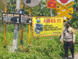 Cegah Terjadi Korban, Polisi Pasang Banner Himbauan di Perlintasan Kereta Api Tanpa Palang Pintu di Mojokerto. 
