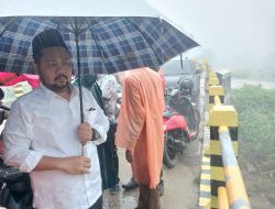 Hujan Deras, Gus Yani Tinjau Tanggul Anak Kali Lamong Di Desa Beton Yang Jebol