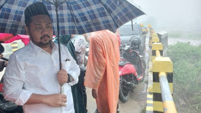 Hujan Deras, Gus Yani Tinjau Tanggul Anak Kali Lamong Di Desa Beton Yang Jebol