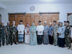 Bupati Gresik Bersama Gubernur Jatim Laksanakan Shalat Tarawih Di Masjid Jami Gresik Hingga Bagikan Ratusan Paket Beras
