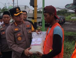 Polri Berbagi, Kapolresta Banyuwangi Distribusikan Bansos Untuk Masyarakat Pinggiran