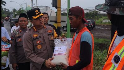 Polri Berbagi, Kapolresta Banyuwangi Distribusikan Bansos Untuk Masyarakat Pinggiran