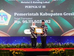 Sukses Dorong Belanja Barang dan Jasa Secara Elektronik, Bupati Gresik Terima Penghargaan E-Purchasing dari Pemprov Jatim