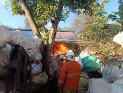 Gudang Rongsokan di Mojokerto Terbakar, Empat Mobil Pemadam Diterjunkan 