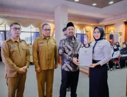 Serahkan SK PPPK Kesehatan Gresik, Gus Yani : Orang Berobat Jangan Dicemberuti 