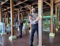 Sambut Hari Bhayangkara ke-77, Polisi Bersihkan Wisata Religi Makam Wali di Gresik