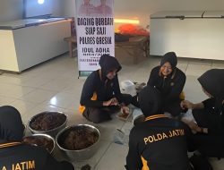 Bentuk Melayani Masyarakat, Polwan Polres Gresik Masak Daging untuk Para Santri