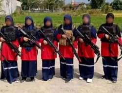 Foto Enam Santri Membawa Senjata, Ponpes di Magetan Hebohkan Dunia Maya .