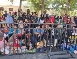 Cuaca Terik Matahari, Tak Surutkan Animo Warga Surabaya Saksikan Surabaya Vaganza 2024.