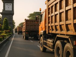 Warga Gresik Resah: Aktivitas Dump Truk Sebabkan Kerusakan Jalan dan Ancaman Keselamatan