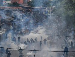 KERUSUHAN MELEDAK! Demo Ricuh di Kompleks Parlemen Berakhir Bakar Mobil dan Sweeping ke Tanah Abang