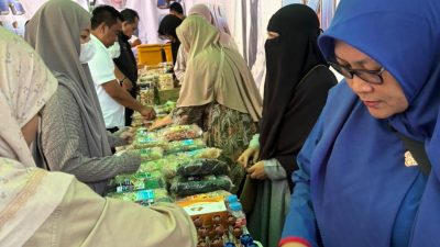Warga Gresik Berbondong Serbu Pasar Murah Pangan Jawa Timur, Harga Beras Premium Cuma Rp 14.000 per Kilogram